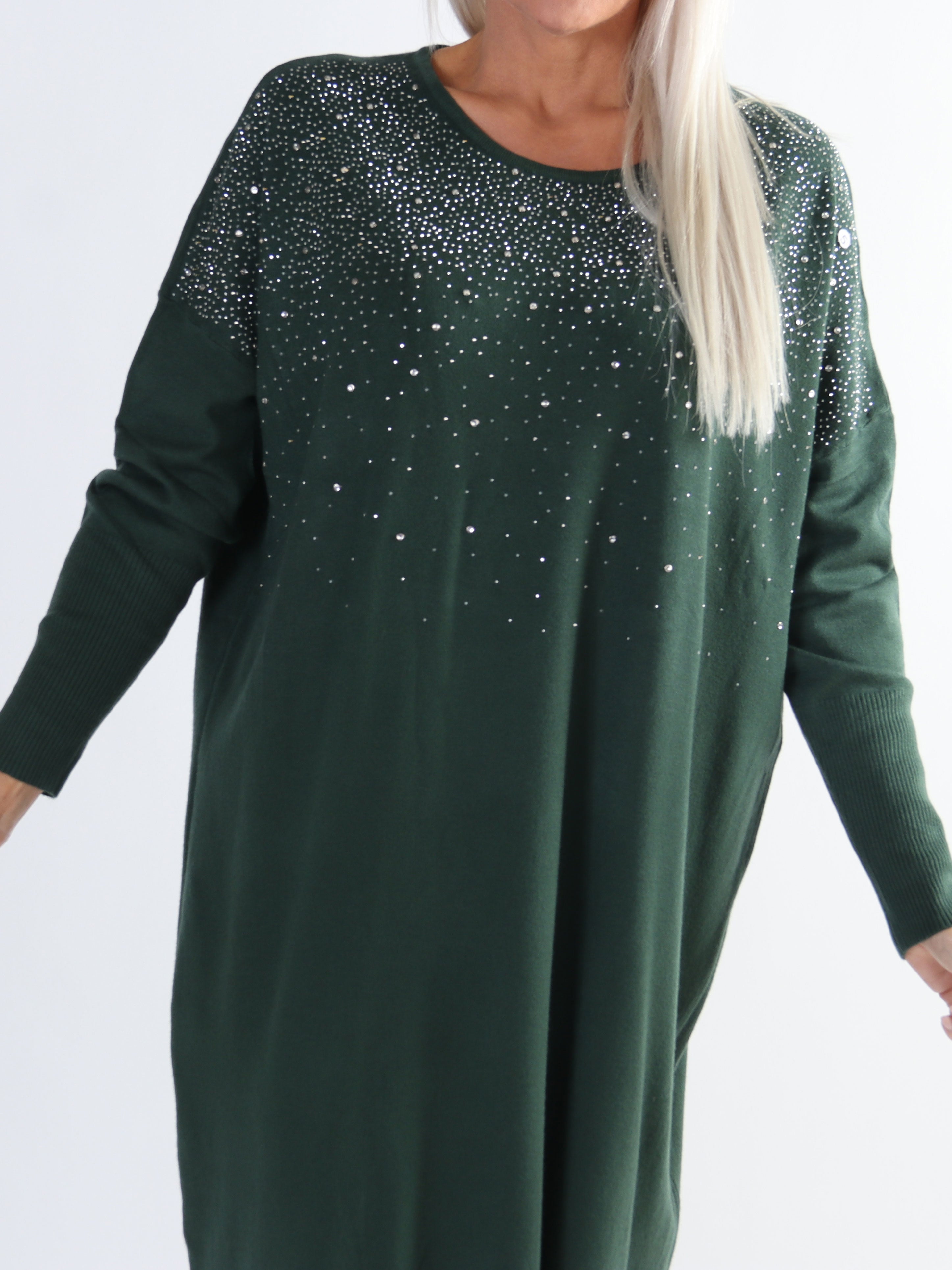 Yasha - Mjuk stickad plus size klänning i elastiskt tyg utsmyckad med strass